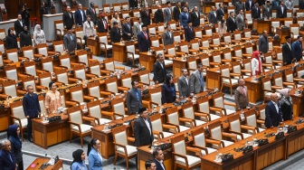 Sejumlah anggota DPR mengikuti Rapat Paripurna ke-8 DPR RI Masa Persidangan II Tahun Sidang 205-2026 di Kompleks Parlemen, Senayan, Jakarta, Selasa (18/11/2025). [ANTARA FOTO/Rivan Awal Lingga/YU]
