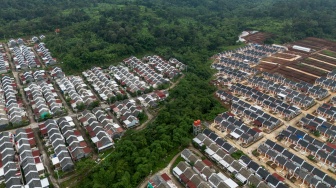 Foto udara kompleks perumahan KPR subsidi di Kaliwungu, Kabupaten Kendal, Jawa Tengah, Senin (17/11/2025). [ANTARA FOTO/Aprillio Akbar/foc]