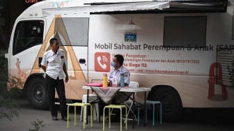 Petugas mobil SAPA (Sahabat Perempuan dan Anak) berjaga di SMAN 72 Jakarta, Jakarta, Selasa (18/11/2025). [ANTARA FOTO/Sulthony Hasanuddin/YU]