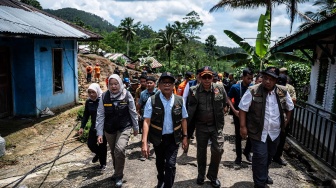 Menko PMK Pratikno (tengah) didampingi Kepala BNPB Suharyanto (kedua kanan), Deputi Bidang Koordinasi Penanggulangan Bencana dan Konflik Sosial Kemenko PMK Lilik Kurniawan (kanan), Asisten Deputi Penanganan Bencana Kemenko PMK Merry Efriana (kedua kiri) berjalan usai meninjau titik bencana tanah longsor di Dusun Situkung, Desa Pandanarum, Kecamatan Pandanarum, Kabupaten Banjarnegara, Jawa Tengah, Selasa (18/11/2025). [ANTARA FOTO/Aprillio Akbar/YU]