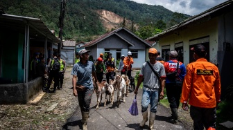 Relawan mengevakuasi kambing pascabencana tanah longsor di Dusun Situkung, Desa Pandanarum, Kecamatan Pandanarum, Kabupaten Banjarnegara, Jawa Tengah, Selasa (18/11/2025). [ANTARA FOTO/Aprillio Akbar/YU]