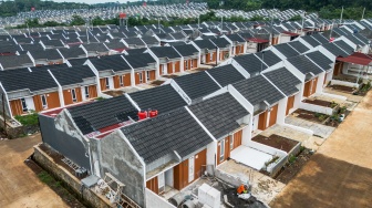 Foto udara kompleks perumahan KPR subsidi di Kaliwungu, Kabupaten Kendal, Jawa Tengah, Senin (17/11/2025). [ANTARA FOTO/Aprillio Akbar/foc]