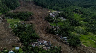 Foto udara tanah longsor yang menimbun rumah warga di Dusun Situkung, Desa Pandanarum, Kecamatan Pandanarum, Kabupaten Banjarnegara, Jawa Tengah, Selasa (18/11/2025). [ANTARA FOTO/Aprillio Akbar/YU]