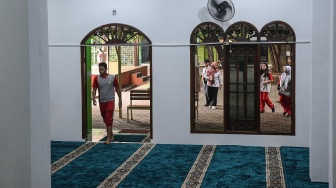 Siswa berada di masjid tempat ledakan yang telah direnovasi di SMAN 72 Jakarta, Jakarta, Selasa (18/11/2025). [ANTARA FOTO/Sulthony Hasanuddin/YU]
