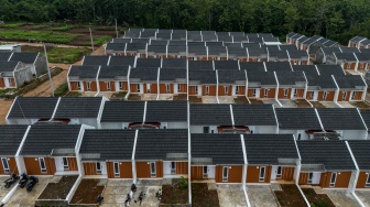 Foto udara kompleks perumahan KPR subsidi di Kaliwungu, Kabupaten Kendal, Jawa Tengah, Senin (17/11/2025). [ANTARA FOTO/Aprillio Akbar/foc]