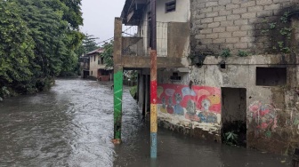 Melihat 'Kampung Zombie' Cililitan Diterjang Banjir, Warga Sudah Tak Asing: Kayak Air Lewat Saja