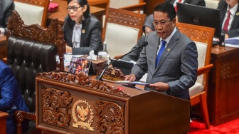 Menteri Hukum Supratman Andi Agtas menyampaikan pendapat akhir mewakili Presiden pada Rapat Paripurna ke-8 DPR RI Masa Persidangan II Tahun Sidang 205-2026 di Kompleks Parlemen, Senayan, Jakarta, Selasa (18/11/2025). [ANTARA FOTO/Rivan Awal Lingga/YU]