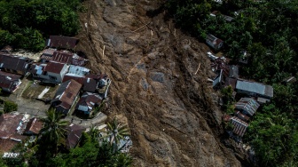 Foto udara tanah longsor yang menimbun rumah warga di Dusun Situkung, Desa Pandanarum, Kecamatan Pandanarum, Kabupaten Banjarnegara, Jawa Tengah, Selasa (18/11/2025). [ANTARA FOTO/Aprillio Akbar/YU]