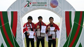 Pelari putra Indonesia Gilang Satria Wibawa (tangah) bersama Rizal Hafid Fuadi (kanan) dan pelari Singapura Gurran Harry Irfan (kiri) berpose usai meraih medali nomor lari 200 meter kejuaraan Atletik Asia Tenggara 2025 di Stadion Madya Atletik, Deli Serdang, Sumatera Utara, Senin (17/11/2025). [ANTARA FOTO/Yudi Manar/tom]