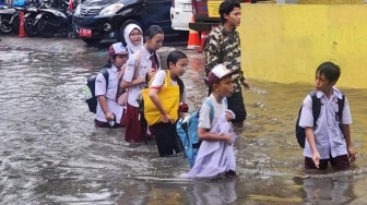 Kalibata Terendam Setengah Meter, Warga Terjebak, Anak Sekolah Terpaksa 'Nyeker' Terjang Banjir