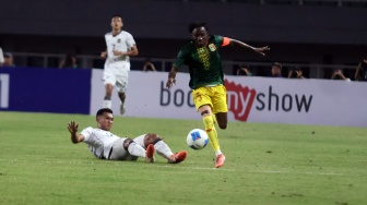 Pesepak bola Timnas Indonesia U-23 Rivaldo Enero Pakpahan (kiri) mencoba merebut bola dari pesepak bola Mali U-23 Hamidou Makalou (kanan) pada laga persahabatan di Stadion Pakansari, Kabupaten Bogor, Jawa Barat, Selasa (18/11/2025). [ANTARA FOTO/Yulius Satria Wijaya/foc]