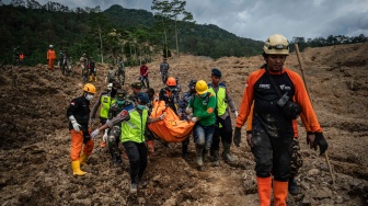 Tim SAR gabungan mengevakuasi korban bencana tanah longsor di Dusun Situkung, Desa Pandanarum, Kecamatan Pandanarum, Kabupaten Banjarnegara, Jawa Tengah, Rabu (19/11/2025). [ANTARA FOTO/Aprillio Akbar/rwa]