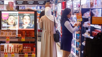 Pembeli memilih produk kecantikan yang dipajang di Kuningan City Mall, Jakarta, Rabu (19/11/2025). [Suara.com/Alfian Winanto]