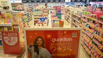 Pembeli memilih produk kecantikan yang dipajang di Kuningan City Mall, Jakarta, Rabu (19/11/2025). [Suara.com/Alfian Winanto]