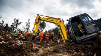 Tim SAR gabungan berusaha mengevakuasi korban bencana tanah longsor di Dusun Situkung, Desa Pandanarum, Kecamatan Pandanarum, Kabupaten Banjarnegara, Jawa Tengah, Rabu (19/11/2025).  [ANTARA FOTO/Aprillio Akbar/rwa]