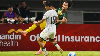 Pesepak bola Timnas Indonesia U-22 Hokky Caraka (kiri) berebut bola dengan pesepak bola Mali U-22 Dan Sinate (kanan) pada laga uji coba FIFA Match Day di Stadion Pakansari, Kabupaten Bogor, Jawa Barat, Selasa (18/11/2025). [ANTARA FOTO/Fauzan/mrh/foc]