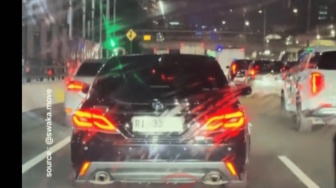 Mobil Toyota Plat RI 33 Bikin Heboh, Siapa Pejabat 'Merakyat' yang Rela Macet-macetan?
