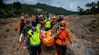 Evakuasi Korban Bencana Tanah Longsor di Banjarnegara