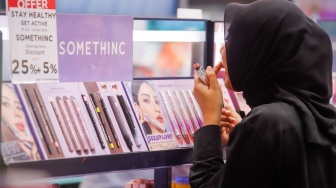 Pembeli memilih produk kecantikan yang dipajang di Kuningan City Mall, Jakarta, Rabu (19/11/2025). [Suara.com/Alfian Winanto]