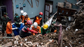 Tim SAR gabungan berusaha mengevakuasi korban bencana tanah longsor di Dusun Situkung, Desa Pandanarum, Kecamatan Pandanarum, Kabupaten Banjarnegara, Jawa Tengah, Rabu (19/11/2025). [ANTARA FOTO/Aprillio Akbar/rwa]