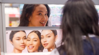 Pembeli memilih produk kecantikan yang dipajang di Kuningan City Mall, Jakarta, Rabu (19/11/2025). [Suara.com/Alfian Winanto]