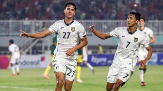 Pesepak bola Timnas Indonesia U-23 Rafael Struick (kiri) melakukan selebrasi dengan Dony Tri Pamungkas (kanan) usai mencetak gol ke gawang Mali U-23 pada laga persahabatan di Stadion Pakansari, Kabupaten Bogor, Jawa Barat, Selasa (18/11/2025). [ANTARA FOTO/Yulius Satria Wijaya/foc] 