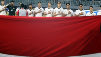 Pesepak bola Timnas Indonesia U-23 foto menyanyikan lagu Indonesia Raya sebelum laga persahabatan melawan Mali U-23 di Stadion Pakansari, Kabupaten Bogor, Jawa Barat, Selasa (18/11/2025). [ANTARA FOTO/Yulius Satria Wijaya/foc]