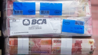 Tumpukan aset hasil rampasan senilai kurang lebih Rp 883 miliar (ditampilkan Rp 300 miliar) diserahkan KPK kepada PT. Taspen (Persero) di Gedung Merah Putih KPK, Jakarta, Kamis (20/11/2025). [Suara.com/Alfian Winanto]