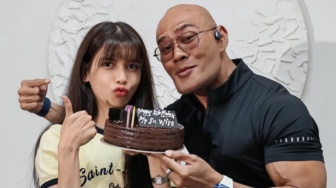 Deddy Corbuzier Rayakan Ultah Sabrina di Tengah Proses Perceraian, Netizen Soroti Tulisan di Kue