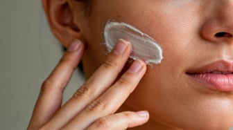 7 Rekomendasi Sunscreen Terbaik untuk Menghilangkan Bekas Jerawat