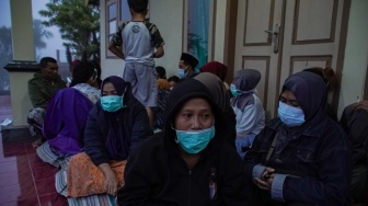 Sejumlah warga mengungsi di Pos Pengamatan Gunung Semeru, Lumajang, Jawa Timur, Rabu (19/11/2025). [ANTARA FOTO/Irfan Sumanjaya/YU]