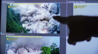 Petugas menunjukkan luncuran awan panas dari layar cctv pos pantau di Pos Pengamatan Gunung Semeru, Lumajang, Jawa Timur, Rabu (19/11/2025). [ANTARA FOTO/Irfan Sumanjaya/YU]