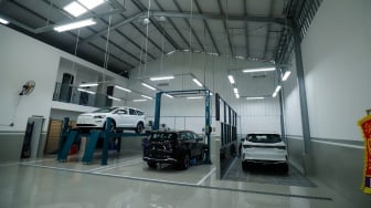 Suasana bengkel showroom terbaru Aletra di Dewi Sartika, Cawang, Jakarta Timur, Kamis (20/11/2025). [Suara.com/Alfian Winanto]