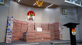 Tumpukan aset hasil rampasan senilai kurang lebih Rp 883 miliar (ditampilkan Rp 300 miliar) diserahkan KPK kepada PT. Taspen (Persero) di Gedung Merah Putih KPK, Jakarta, Kamis (20/11/2025). [Suara.com/Alfian Winanto]