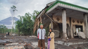 Warga melihat kondisi rumah yang terdampak erupsi Gunung Semeru di Desa Supiturang, Lumajang, Jawa Timur, Kamis (20/11/2025). [ANTARA FOTO/Irfan Sumanjaya/nz]