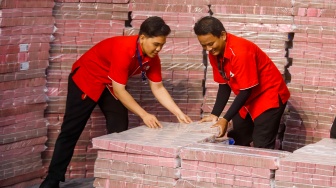 Petugas menyusun tumpukan aset hasil rampasan senilai kurang lebih Rp 883 miliar (ditampilkan Rp 300 miliar) diserahkan KPK kepada PT. Taspen (Persero) di Gedung Merah Putih KPK, Jakarta, Kamis (20/11/2025). [Suara.com/Alfian Winanto]