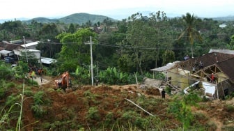 Tebing Longsor Menimpa Rumah dan Kendaraan di Ponorogo