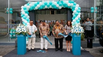 CEO PT Aletra Mobil Nusantara Andre Jodjana (kiri) berbincang dengan General Manager PT Aletra Global Mobilindo Reinhard Jacobus usai pembukaan showroom terbaru Aletra di Dewi Sartika, Cawang, Jakarta Timur, Kamis (20/11/2025). [Suara.com/Alfian Winanto]