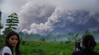 Warga melihat luncuran awan panas Gunung Semeru di Desa Sumberwuluh, Candipuro, Lumajang, Jawa Timur, Rabu (19/11/2025). [ANTARA FOTO/Irfan Sumanjaya/YU]