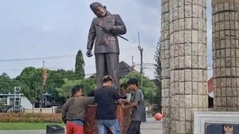 Kepala Patung Soekarno di Indramayu Miring gegara Tertimpa Tenda