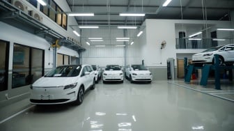 Suasana bengkel showroom terbaru Aletra di Dewi Sartika, Cawang, Jakarta Timur, Kamis (20/11/2025). [Suara.com/Alfian Winanto]
