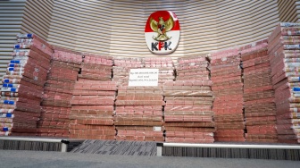Tumpukan aset hasil rampasan senilai kurang lebih Rp 883 miliar (ditampilkan Rp 300 miliar) diserahkan KPK kepada PT. Taspen (Persero) di Gedung Merah Putih KPK, Jakarta, Kamis (20/11/2025). [Suara.com/Alfian Winanto]