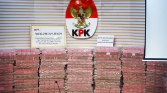 Tumpukan aset hasil rampasan senilai kurang lebih Rp 883 miliar (ditampilkan Rp 300 miliar) diserahkan KPK kepada PT. Taspen (Persero) di Gedung Merah Putih KPK, Jakarta, Kamis (20/11/2025). [Suara.com/Alfian Winanto]