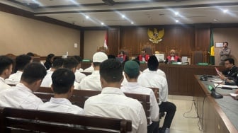 Kompak Berkemeja Putih, Begini Penampakan 23 Terdakwa Demo Agustus di Ruang Sidang
