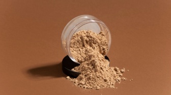 Anti Luntur di Cuaca Panas! 7 Bedak Tabur Waterproof untuk Outdoor Activity