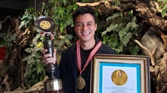 Baim Wong Raih Penghargaan LEPRID atas Dedikasi di Dunia Perfilman