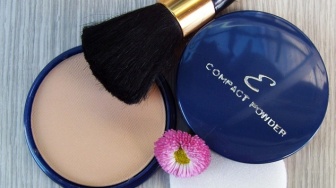 5 Powder Foundation Paling Bagus untuk Pekerja, Tak Perlu Bolak-balik Touch Up