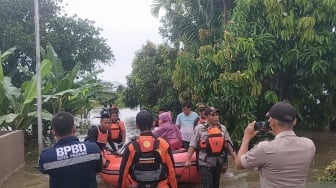 Terjebak Banjir, Warga Padang Dievakuasi SAR dengan Perahu Karet!