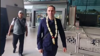 Calon Pelatih Timnas Indonesia Timur Kapadze Salat Jumat di Masjid Istiqlal, Melokal Kenakan Batik