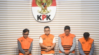 Tersangka baru kasus dugaan suap proyek di Dinas Pekerjaan Umum dan Perumahan Rakyat (PUPR) Kabupaten Ogan Komering Ulu (OKU) Parwanto (kedua kanan), Robi Vitergo (kedua kiri), Ahmat Thoha (kanan) dan Mendra SB (kiri) dihadirkan saat sesi konferensi pers di Gedung Merah Putih KPK, Jakarta, Kamis (20/11/2025). [ANTARA FOTO/Muhammad Adimaja/bar]